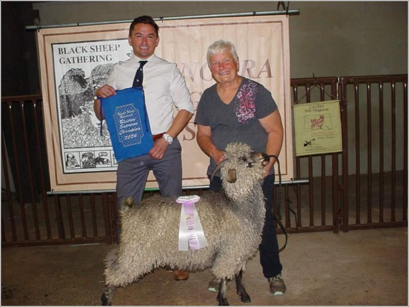 Judge Allen Mesick and Ellie Gregory with Sprite, Reserve Champion Natural Colored Doe  Billy Goat Mountain Ranch. Photo: Lynne Schlosser.